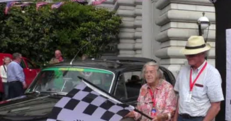 عجوز تقارب الـ 100 عام تشارك في رالي السيارات (فيديو)
